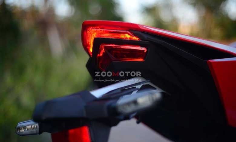 نمای عقب و چراغ خطر CBR 250 RR - زوموتور